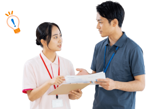 男性職員と女性職員が書類を見ながら話す様子